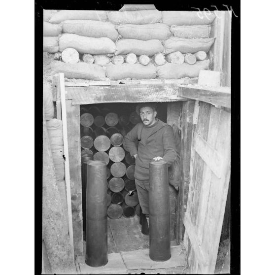 Région de Souain (Marne), Trou Bricot. La soute aux douilles pour la pièce de 164.7. [légende d'origine]