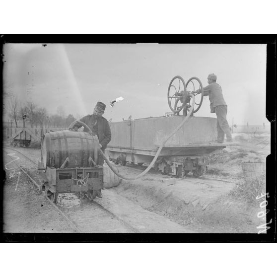 Région de Suippes (Marne). Wagon-citerne "station des abeilles". [légende d'origine]