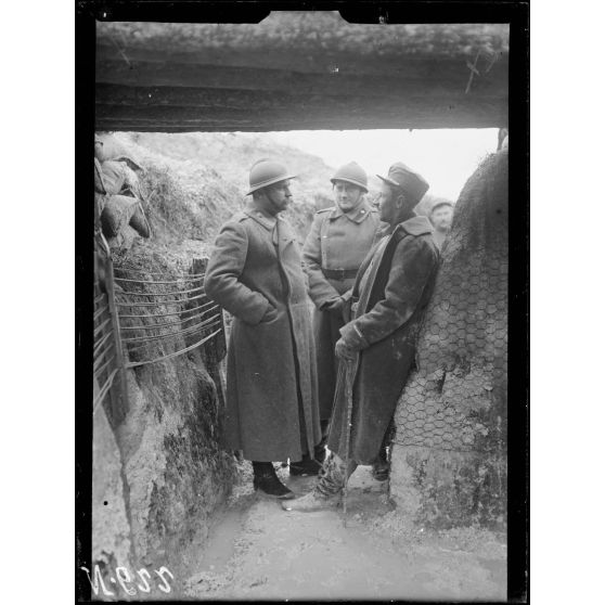 Secteur d'Aubérive (Marne), officiers russes et français. [légende d'origine]