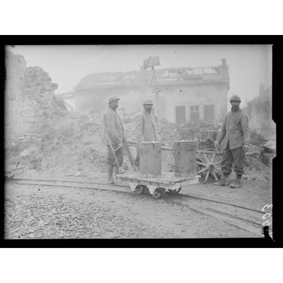 Prosnes (Marne), transport de marmites par voie de 60. [légende d'origine]