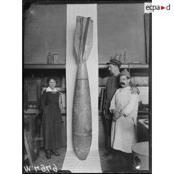 Paris, laboratoire municipal. Torpille allemande de 300 kilos, haute de 2m 75 tombée à Nancy et non exposée. [légende d'origine]