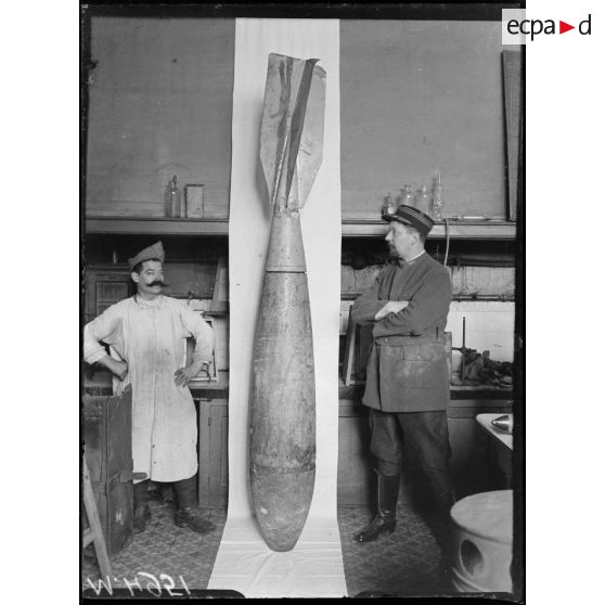 Paris, laboratoire municipal. Torpille allemande de 300 kilos, haute de 2m 75 tombée à Nancy et non exposée. [légende d'origine]