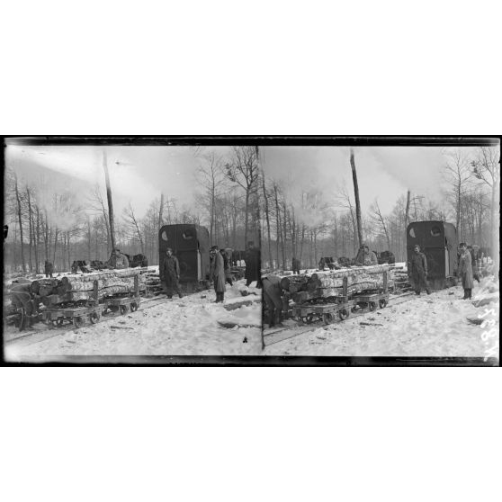 Près de Verrières (Marne). Exploitation forestière de la Haie Guérin. Chargement de rondins sur wagonnets. [légende d'origine]