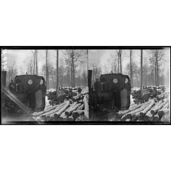 Près de Verrières (Marne). Exploitation forestière de la Haie Guérin. Chargement de rondins sur wagonnets. [légende d'origine]