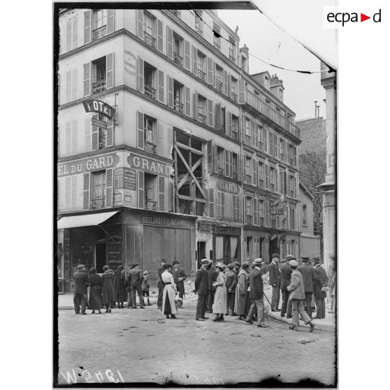 Paris, bombardement par canon. [légende d'origine]