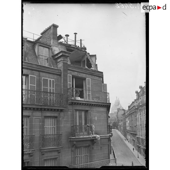 Paris, bombardement par canon. Rue de Rochechouart [légende d'origine]