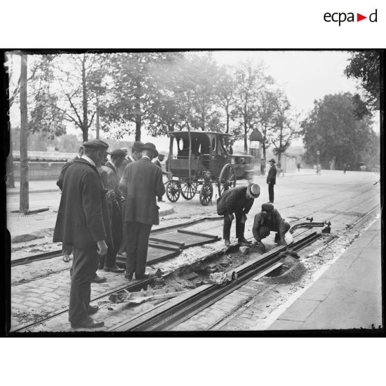 Paris, bombardement par canon. Voie de tramway détruite sur les quais. [légende d'origine]