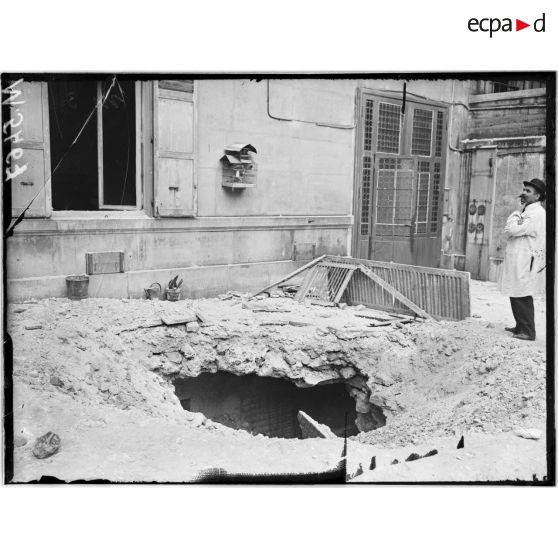 Paris, bombardement par canon. Cour d'immeuble détruite. [légende d'origine]