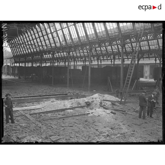 Paris, bombardement par canon. Garage à wagons endommagé. [légende d'origine]