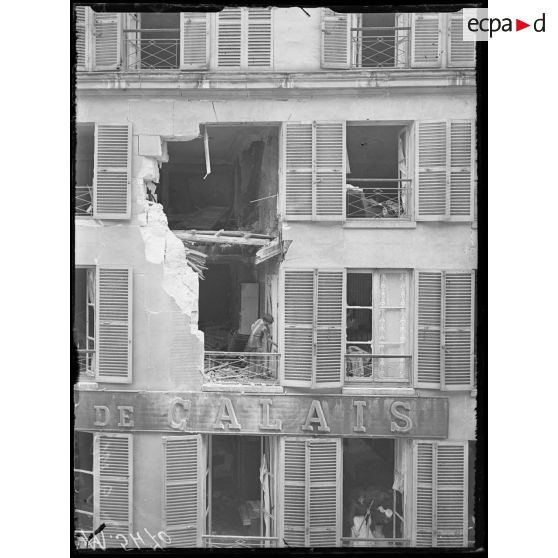 Paris, bombardement par canon. [légende d'origine]