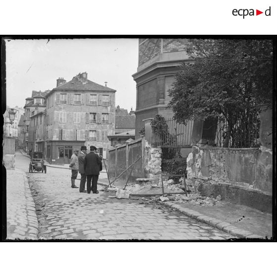 Paris, bombardement par canon. Cour d'église détruite. [légende d'origine]