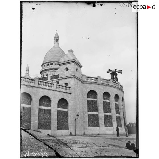 Paris, bombardement par canon. L'église du Sacré-Coeur. [légende d'origine]