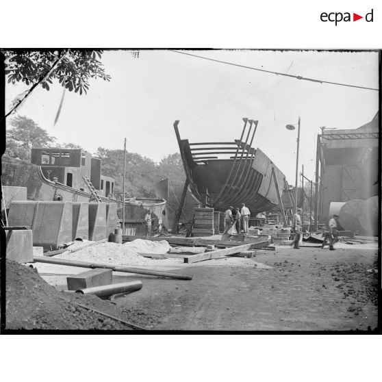 Paris, 22 rue des Ardennes, chantiers Niclausse, patrouilleur contre sous-marin en chantier. [légende d'origine]