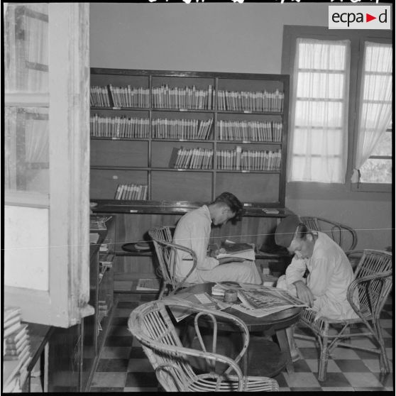 La bibliothèque de l'hôpital Catroux mise à la disposition des prisonniers libérés par le Vietminh par le Service social des armées.