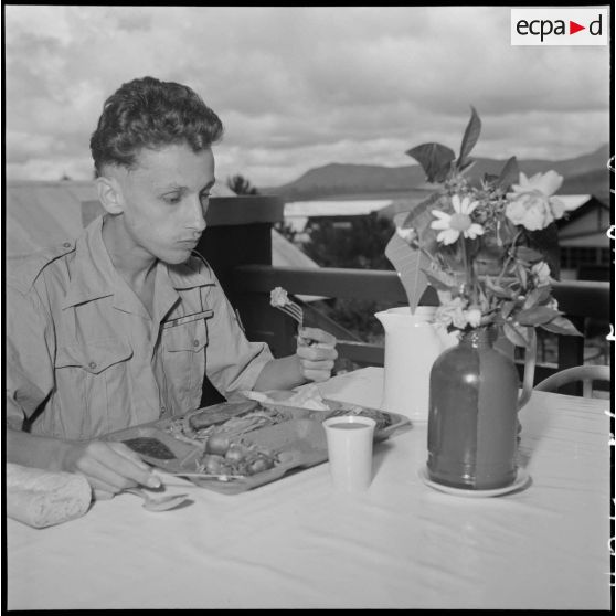 Un sergent prend un repas au cours de sa convalescence à l'hôpital Catroux de Dalat après sa libération d'un camp Vietminh.