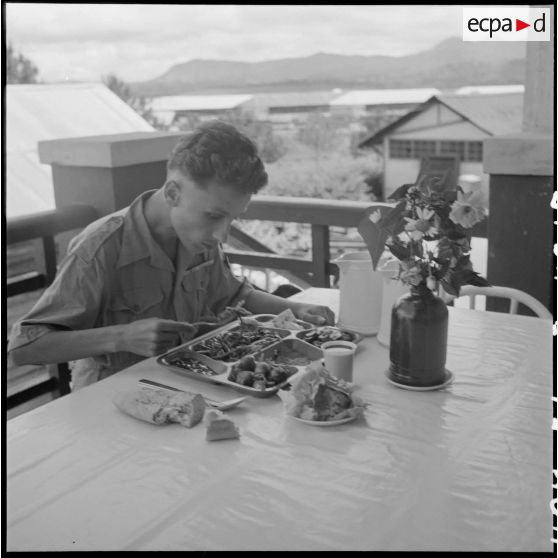 Un sergent prend un repas au cours de sa convalescence à l'hôpital Catroux de Dalat après sa libération d'un camp Vietminh.