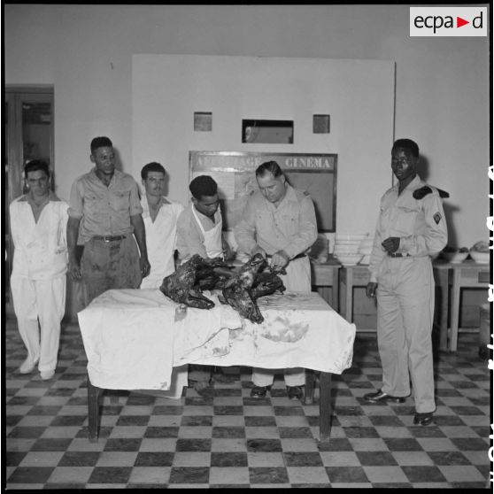 Des prisonniers libérés par le Vietminh célèbrent l'Aïd el-Kébir à l'hôpital Catroux de Dalat au cours de leur convalescence.