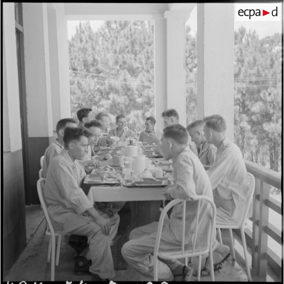 Des prisonniers libérés par le Vietminh prennent leurs repas dans les galeries de l'hôpital militaire Catroux au cours de leur convalescence.