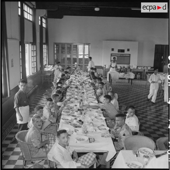 Des prisonniers libérés par le Vietminh célèbrent l'Aïd el-Kébir à l'hôpital Catroux de Dalat au cours de leur convalescence.