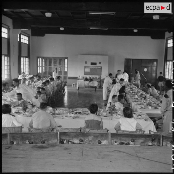 Des prisonniers libérés par le Vietminh célèbrent l'Aïd el-Kébir à l'hôpital Catroux de Dalat au cours de leur convalescence.