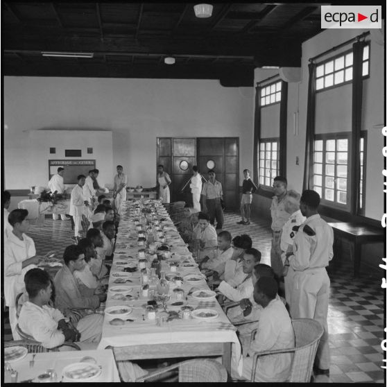 Des prisonniers libérés par le Vietminh célèbrent l'Aïd el-Kébir à l'hôpital Catroux de Dalat au cours de leur convalescence.