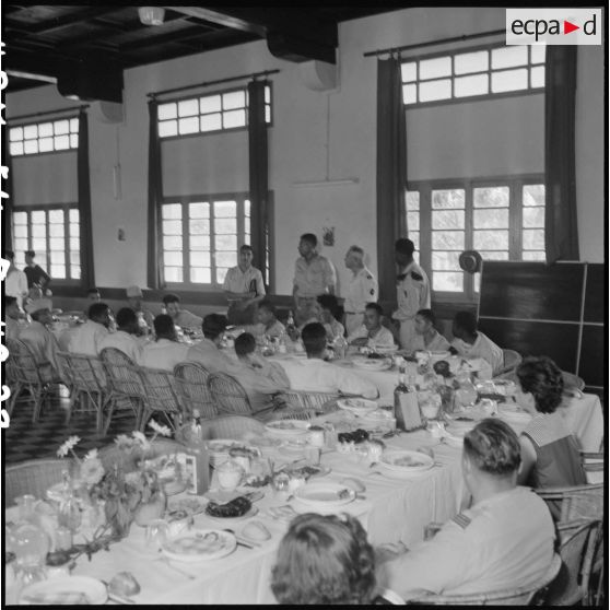 Des prisonniers libérés par le Vietminh célèbrent l'Aïd el-Kébir à l'hôpital Catroux de Dalat au cours de leur convalescence.