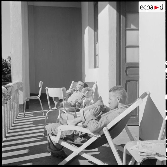 Des légionnaires du 1er bataillon étranger de parachutistes (BAP), libérés par le Vietminh, prennent un bain de soleil au cours de leur convalescence à l'hôpital Catroux de Dalat.