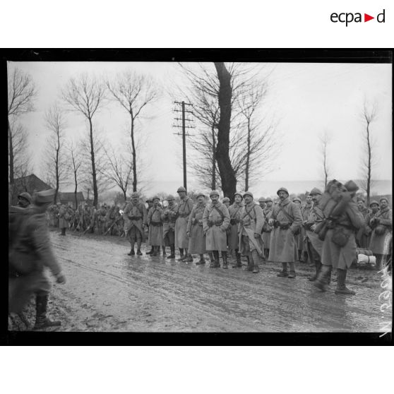 Route de Rohrbach-lès-Bitche, la 22e Cie du 251e RI. La dernière marche du régiment qui est dissous. [légende d'origine]