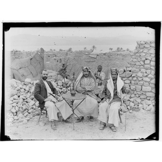 Akaba (Arabie). Types de Mercantis. [légende d'origine]