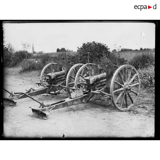 Lieuvillers, pièces de 7.7 cm allemandes abandonnées (vue arrière). [légende d'origine]