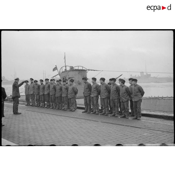 A Wilhelmshaven, l'équipage de sous-marin U-37 se met en place pour la revue.