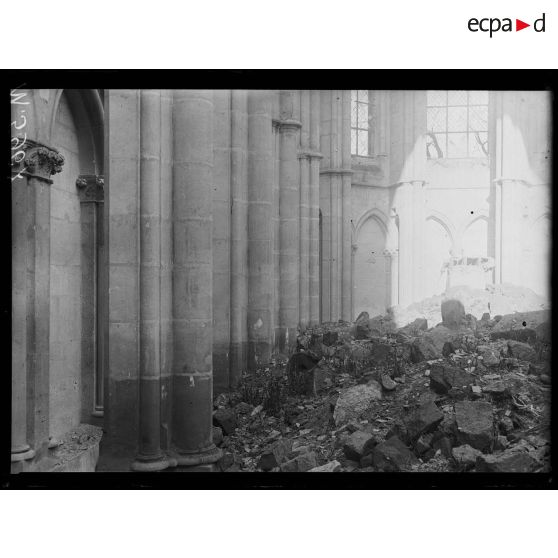 Reims, intérieure de la chapelle Palatine avec les décombres des voûtes. [légende d'origine]