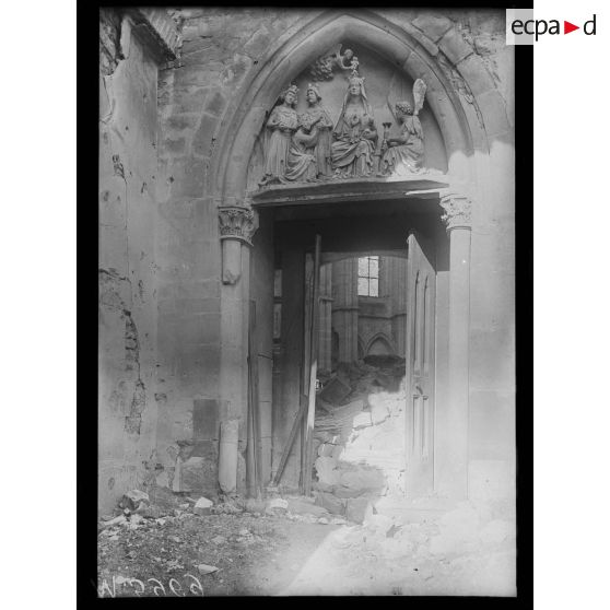 Reims, cathédrale. Porte de la chapelle Palatine. [légende d'origine]