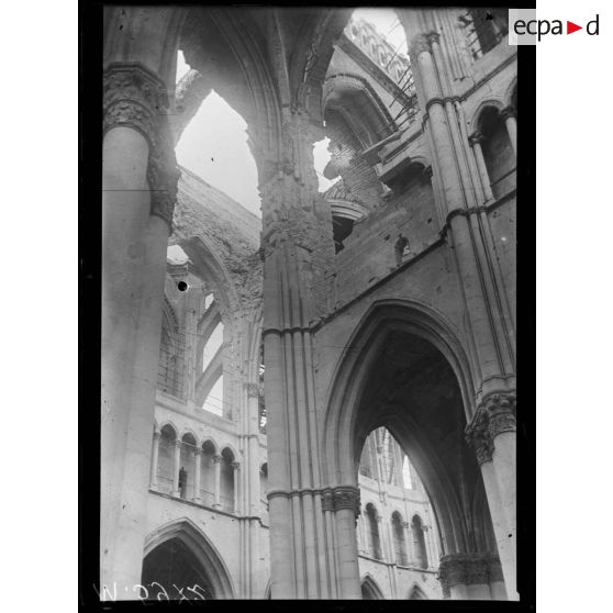 Reims, cathédrale. Dans la chapelle, état des voûtes du transept. [légende d'origine]