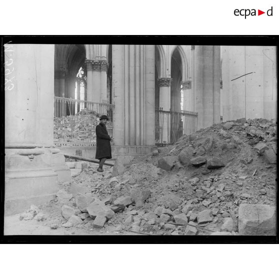 Reims, ruines de la cathédrale. Amas de pierres à l'intérieur. [légende d'origine]