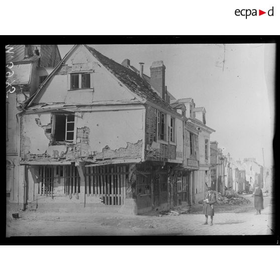 Reims, la seule maison du XVIe siècle qui reste sur la place Saint-Timothée. [légende d'origine]