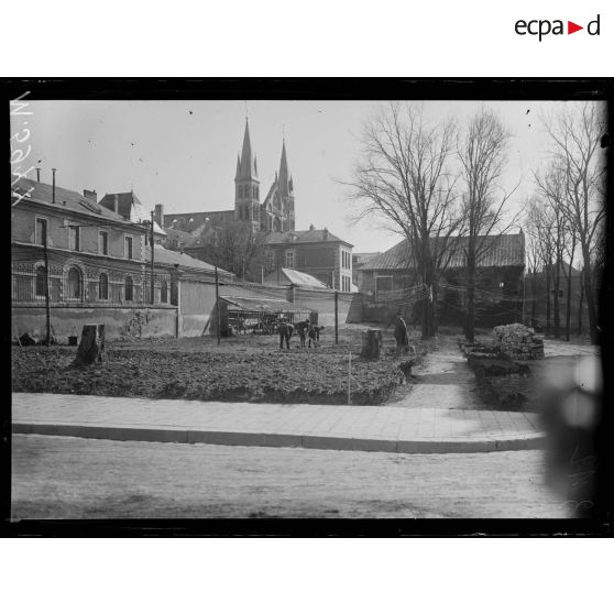 Reims, l'église Saint-Rémy vue de la maison de retraite. [légende d'origine]