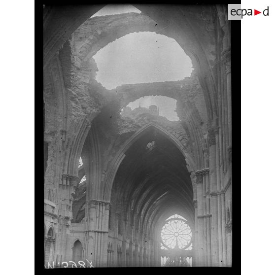 Reims, la cathédrale. La nef et de choeur. [légende d'origine]