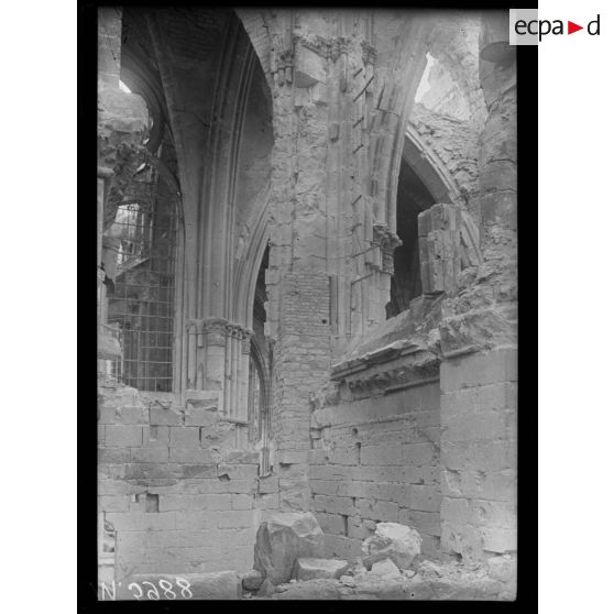 Reims, la cathédrale. Les fenêtres du choeur. [légende d'origine]