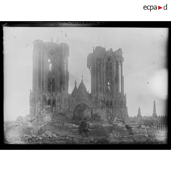 Reims, la cathédrale. Les tours vues des galeries du transept sud. [légende d'origine]