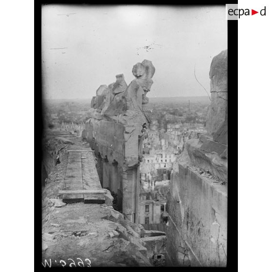 Reims, une brèche dans la galerie Violet-Leduc. [légende d'origine]