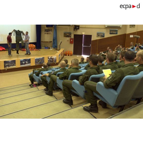 Une présentation du matériel de survie en milieu aquatique lors d'un exercice EALAT (École de l'aviation légère de l'armée de Terre).