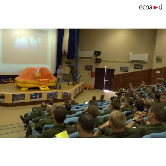 Une présentation du matériel de survie en milieu aquatique lors d'un exercice EALAT (École de l'aviation légère de l'armée de Terre).