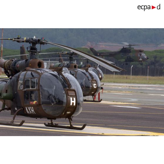 Hélicoptères Gazelle peu avant le décollage lors d'un exercice EALAT (École de l'aviation légère de l'armée de Terre).