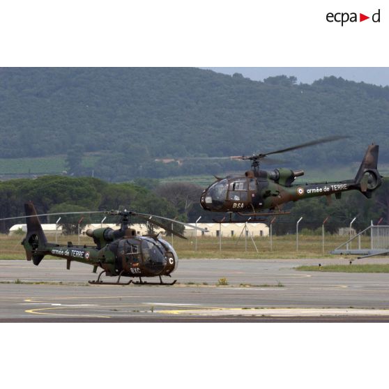 Deux hélicoptères Gazelle lors d'un exercice EALAT (École de l'aviation légère de l'armée de Terre).