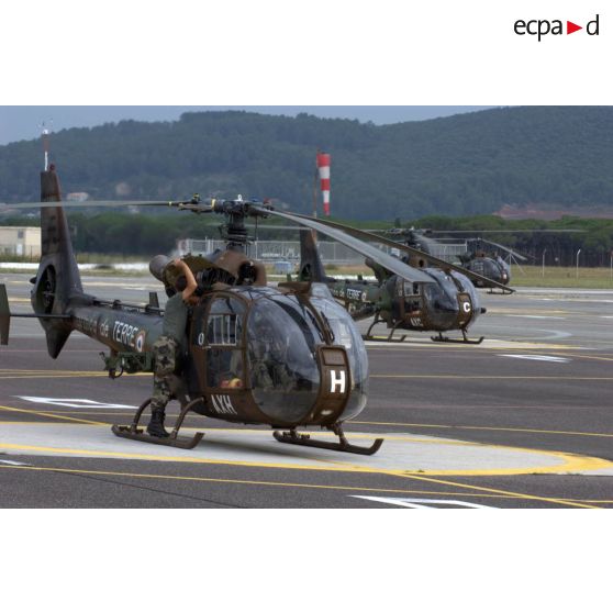 Trois hélicoptères Gazelle peu avant le décollage lors d'un exercice EALAT (École de l'aviation légère de l'armée de Terre).