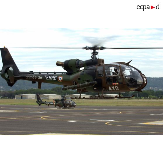 Décollage d'un hélicoptère Gazelle Mistral lors d'un exercice EALAT (École de l'aviation légère de l'armée de Terre).