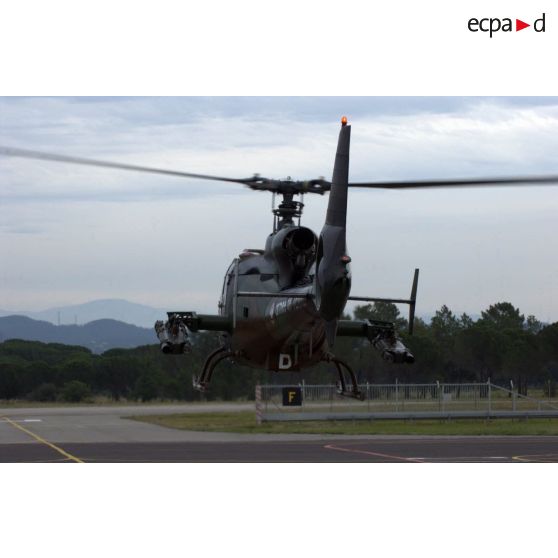 Décollage d'un hélicoptère Gazelle Mistral lors d'un exercice EALAT (École de l'aviation légère de l'armée de Terre).