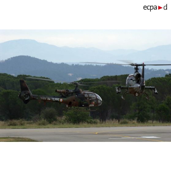 Décollage de deux hélicoptères Gazelle lors d'un exercice EALAT (École de l'aviation légère de l'armée de Terre).