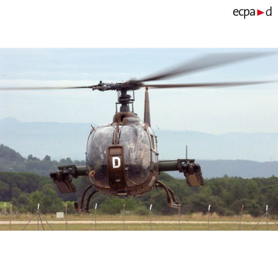 Décollage d'un hélicoptère Gazelle Mistral peu avant un exercice EALAT (École de l'aviation légère de l'armée de Terre).